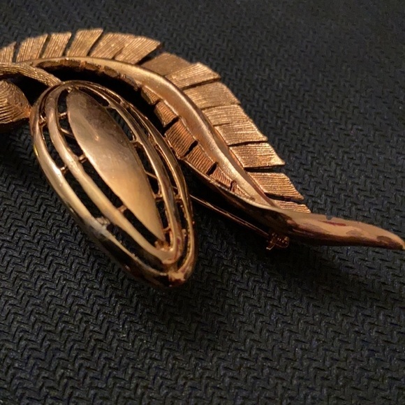 Ornate Women’s Gold Color Flower and Leaf 5” Inches Brooch. - Picture 4 of 4